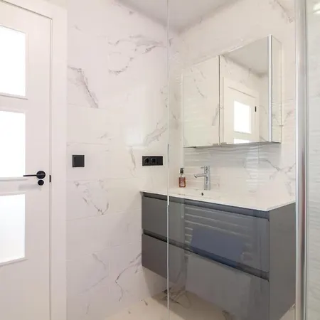 4 Bedroom Lovely In Apartment *