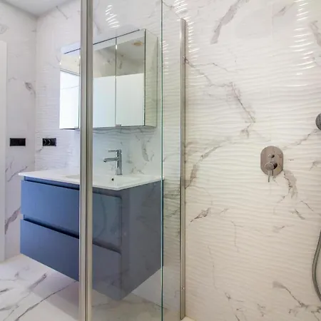 4 Bedroom Lovely In Apartment *
